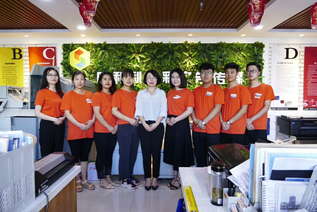 3499拉斯维加斯官网加盟店时和利速彩员工合影